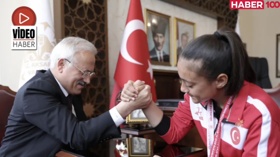 Türkiye Birincisi ile Vali Arasında Gülümseten Bilek Güreşi Mücadelesi!